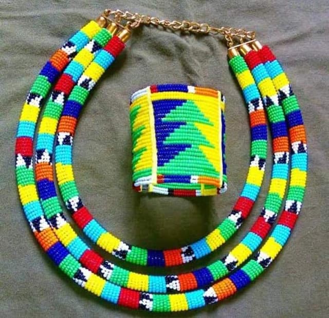 a set of neck piece and a bracelet 